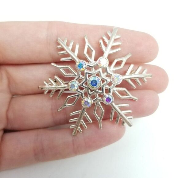 Vintage Rhinestone Snowflake Brooch, Silver Tone, Winter Snow Lapel Pin - Picture 1 of 6
